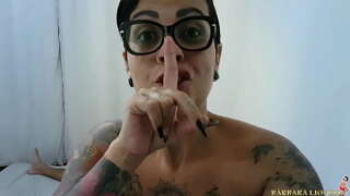 La mujer se despierta con el primo, que acaba con la leche que gotea