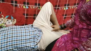 عاهرة لها الحصول على العمل به كما الماء اسقطت