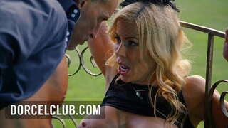 Секс во парк со busty русокоса MILF