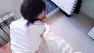 Mršava neodoljiv brineta u seksi koje se razvlači i naočare voli da strastveni sex, sisaju kurac, i osećaj kurac u nju, pičkice dok ne dobije spermu na nju slatko dupe