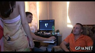 ���ော်တော်ဆယ်ကျော်သက်မိန်းကလေးရပ်တည် doggy ဖက်ရှင်