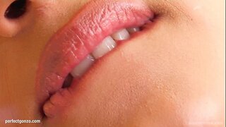 ���ीना खुद बंद हो जाता है द्वारा के साथ उंगलियों और dildo पर मुझे गुलाबी दे