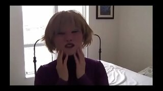 Mwanamke unaweka juu ya kike mask michezo na dildo