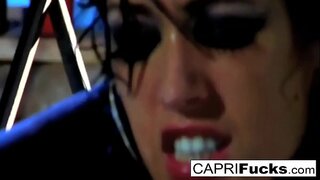 Brunetė mergina gauna susitrenkiau