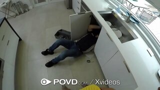 Veliki kurac mi se uvuče u čvrsto brineta pičkica