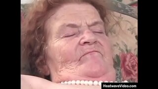 Hey sa Akong Lola Mao ang usa Ka Bigaon #4 - Davina Hardman - Wrinkly si lola nga diha sa usa ka wheelchair giiyot pinaagi sa uban nga panimalay